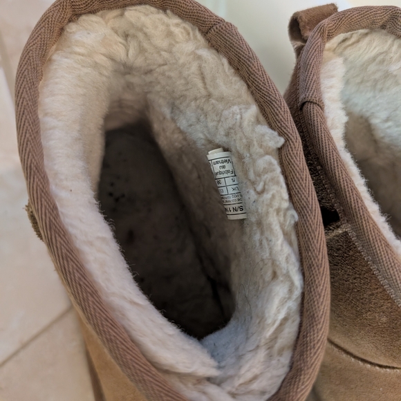 UGG Platform Tan (Chestnut) Sheepskin Kids Boots - Picture 3 of 8